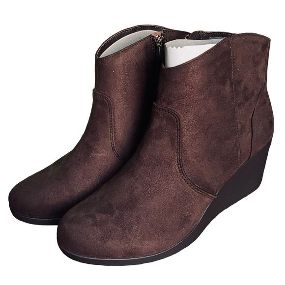 NIB Crocs Leigh Synthetic Suede Wedge Bootie 8 Expresso Standard Fit - Picture 1 of 14